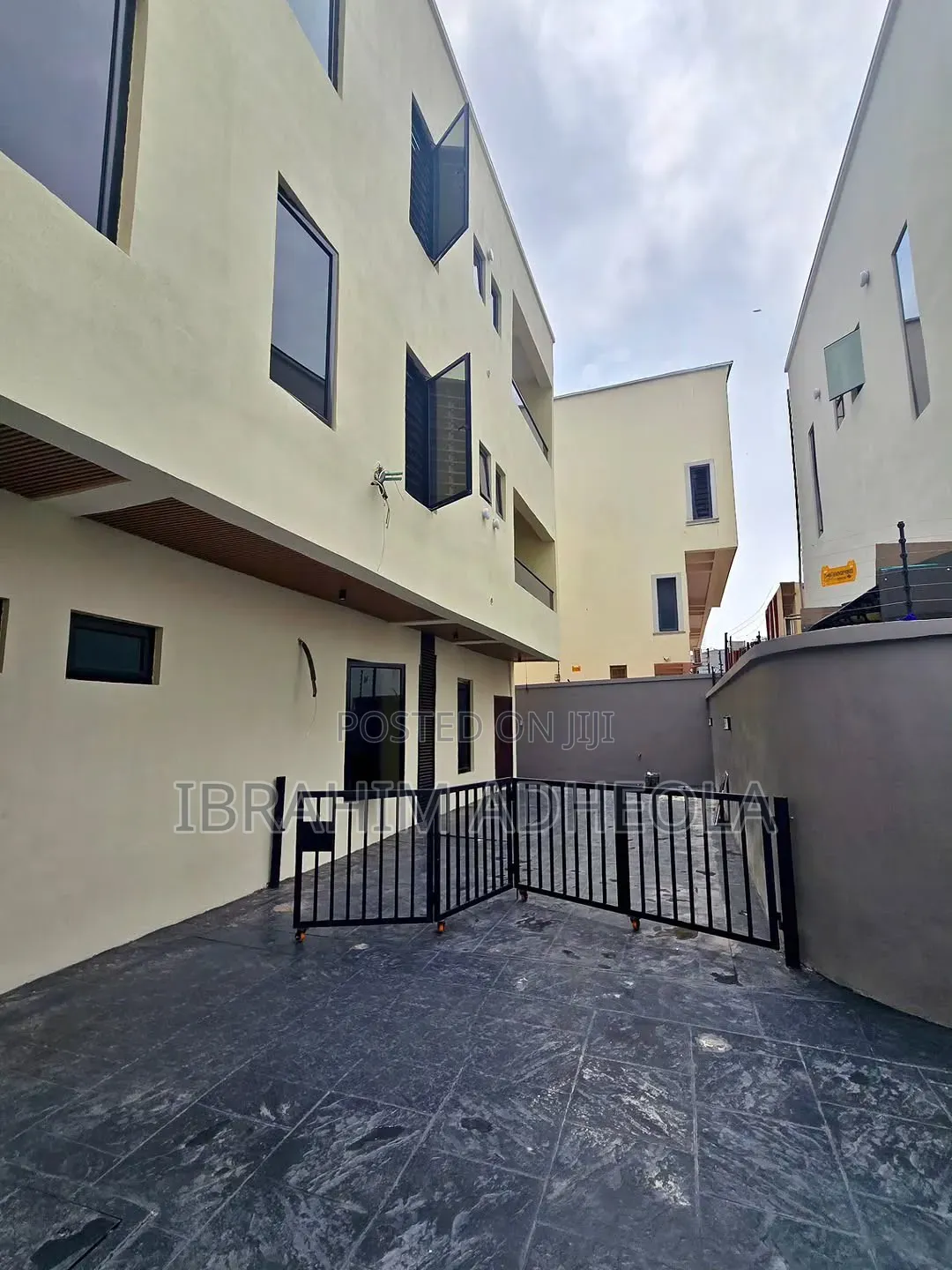 4bdrm Duplex in Omole Phase2 for sale in Omole Phase 2