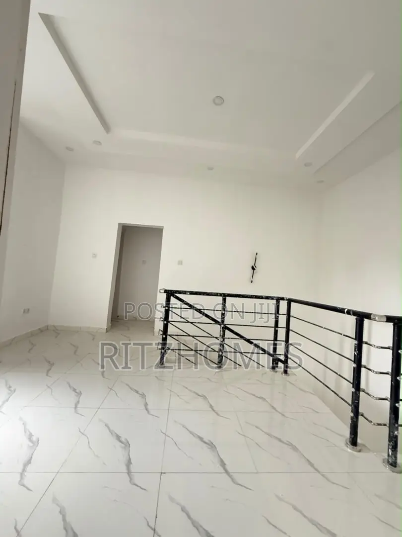 4bdrm Duplex in Thomas Estate for sale in Thomas Estate
