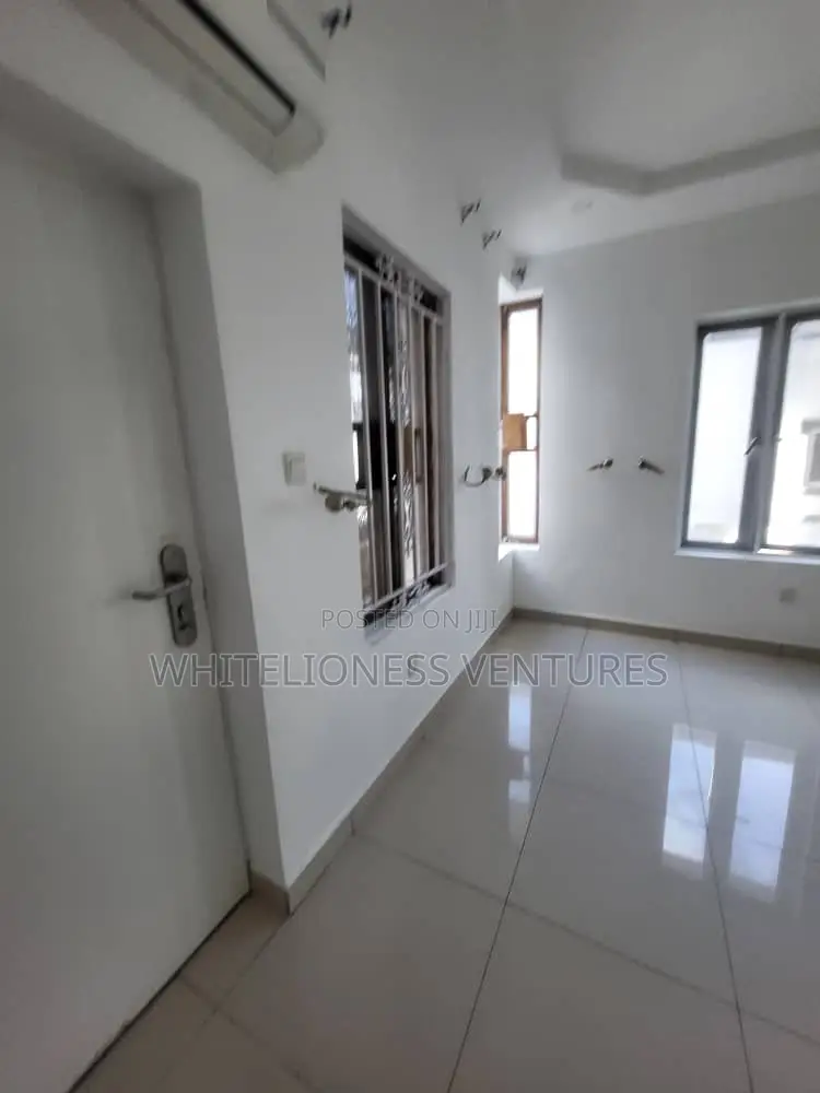 4bdrm Duplex in Orchid Road, Chevron for sale in Chevron