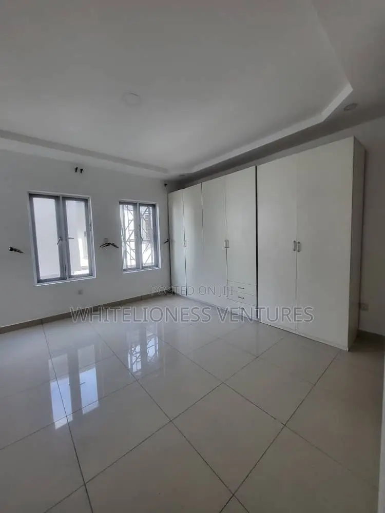 4bdrm Duplex in Orchid Road, Chevron for sale in Chevron