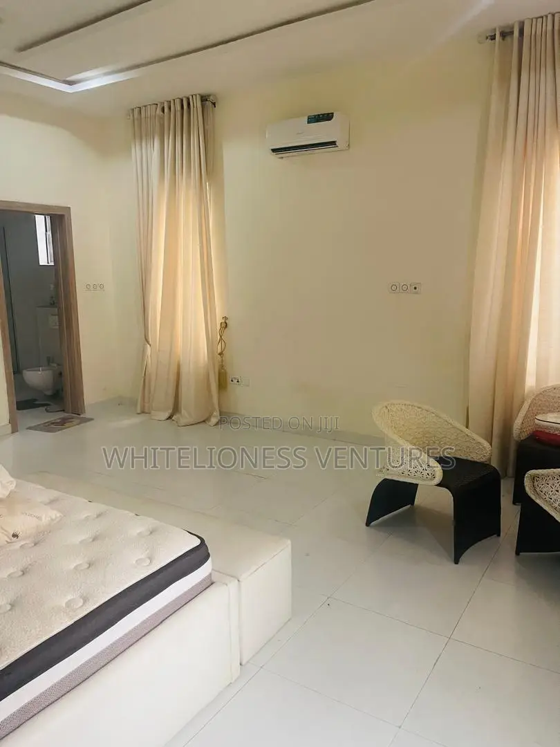 4bdrm Duplex in Orchid Road, Chevron for sale in Chevron