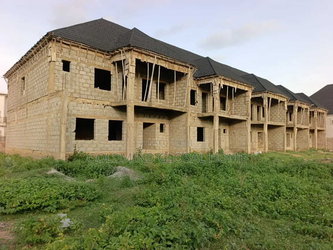 4bdrm Townhouse/Terrace in Seman Estate, Sabon Lugbe for sale in Sabon Lugbe