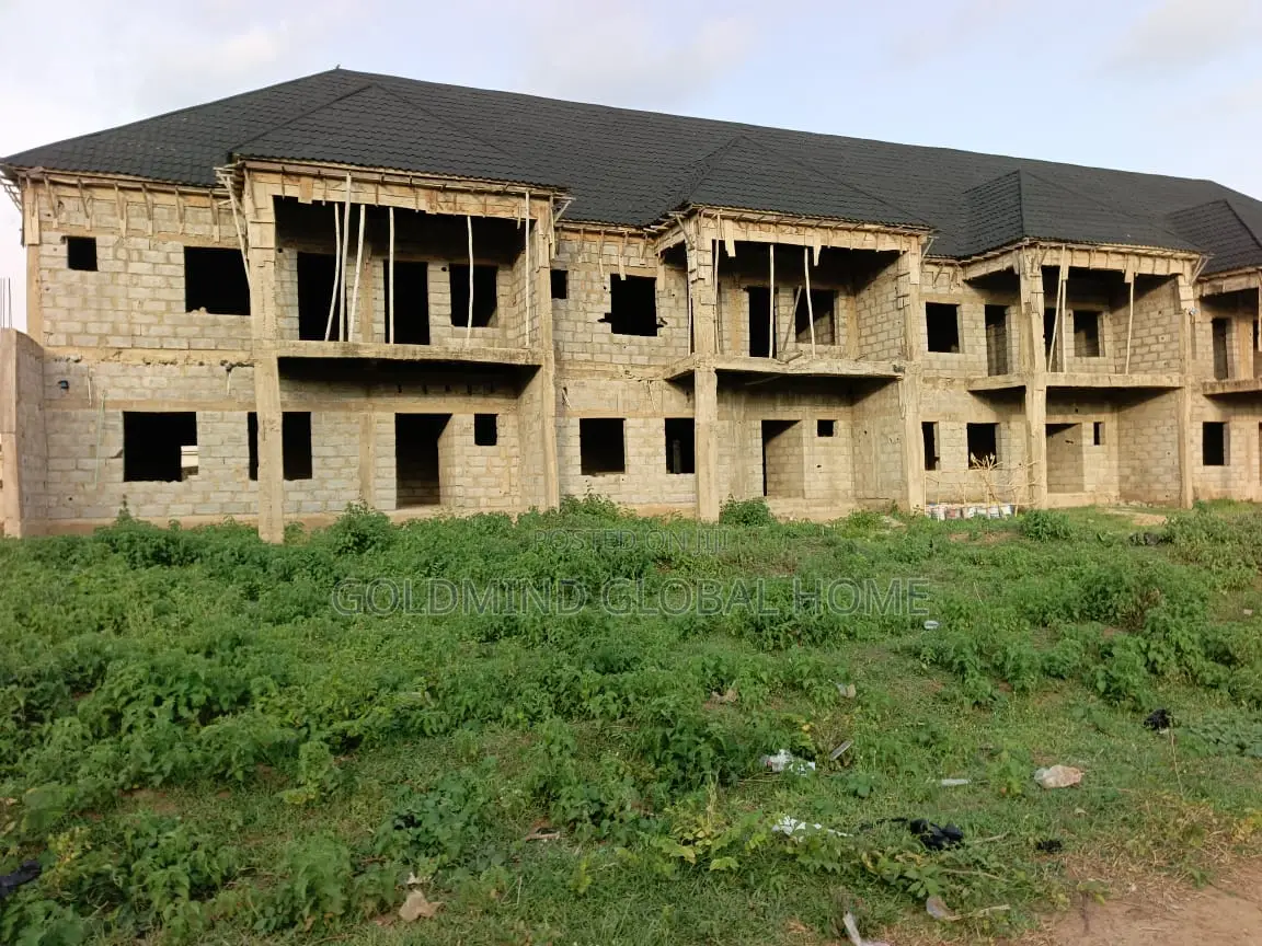 4bdrm Townhouse/Terrace in Seman Estate, Sabon Lugbe for sale in Sabon Lugbe