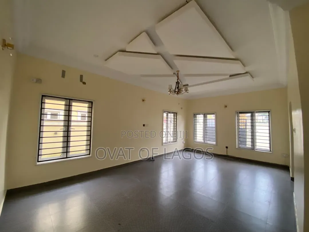 5bdrm Duplex in Ikota for rent in Ikota