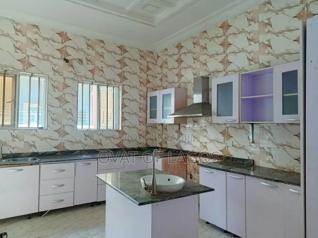 4bdrm Duplex in Chevron for rent in Chevron