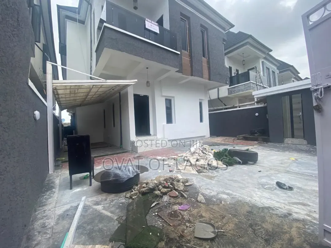 5bdrm Duplex in Chevron for rent in Chevron