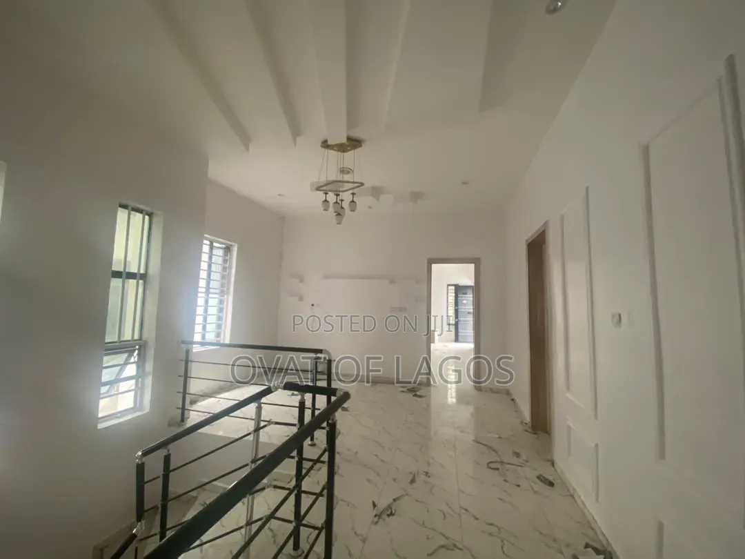 5bdrm Duplex in Chevron for rent in Chevron