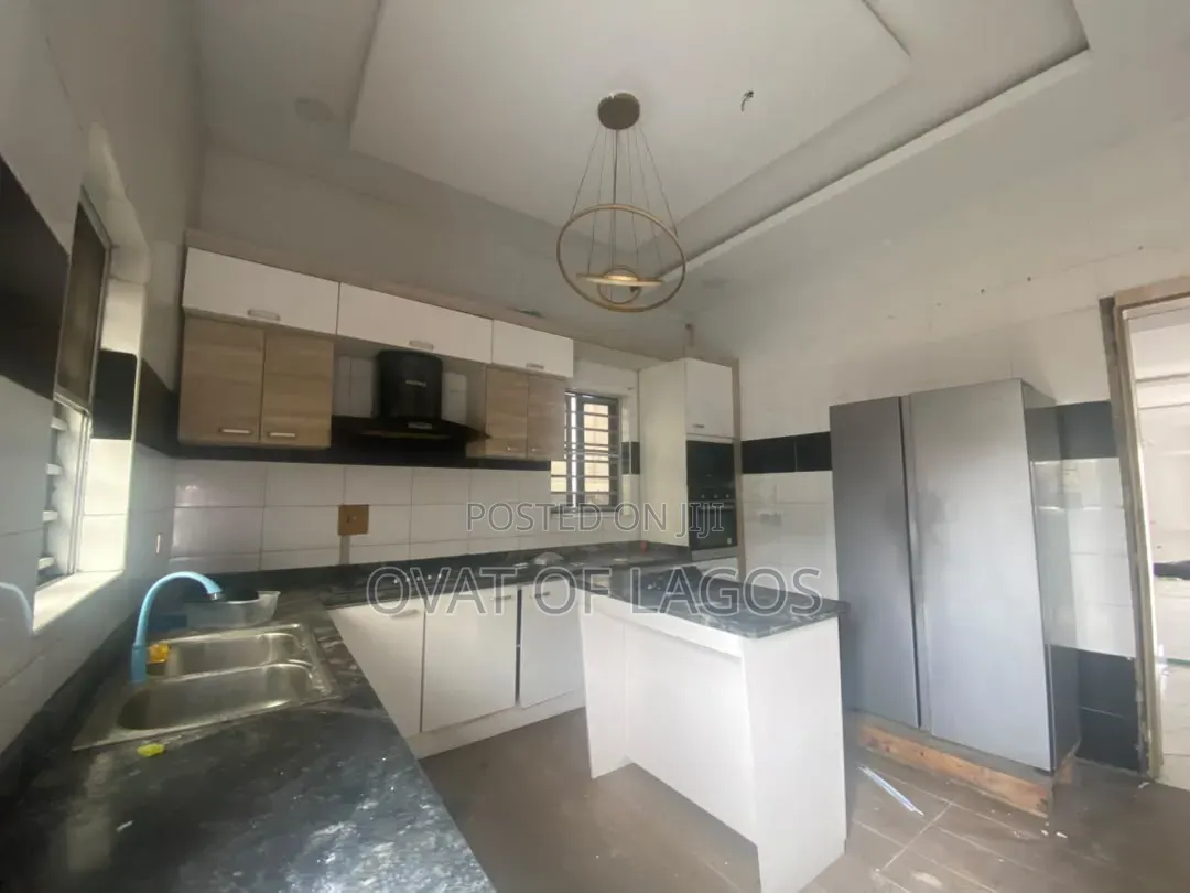 5bdrm Duplex in Chevron for rent in Chevron