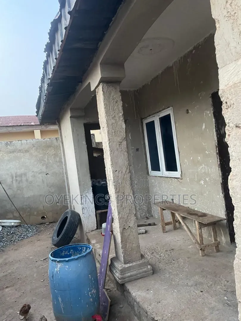 3bdrm Bungalow in Tireadara Estate, Oluyole for sale in Oluyole