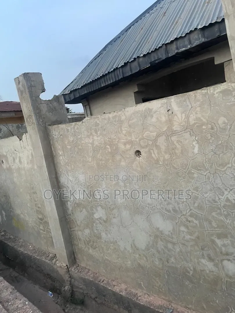 3bdrm Bungalow in Tireadara Estate, Oluyole for sale in Oluyole