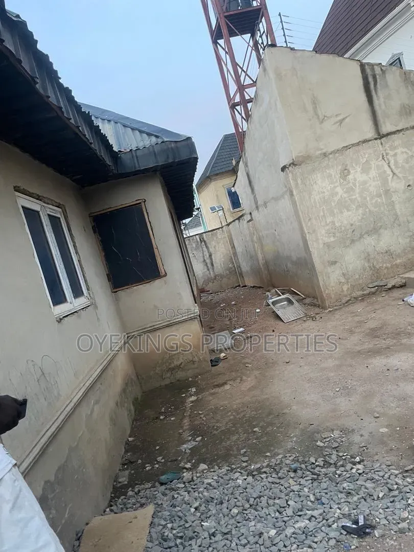 3bdrm Bungalow in Tireadara Estate, Oluyole for sale in Oluyole