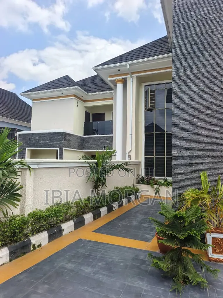 9bdrm Duplex in Jesus Close, Sars for sale in Port-Harcourt