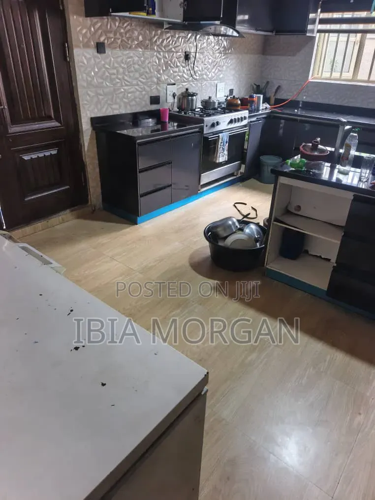 9bdrm Duplex in Jesus Close, Sars for sale in Port-Harcourt