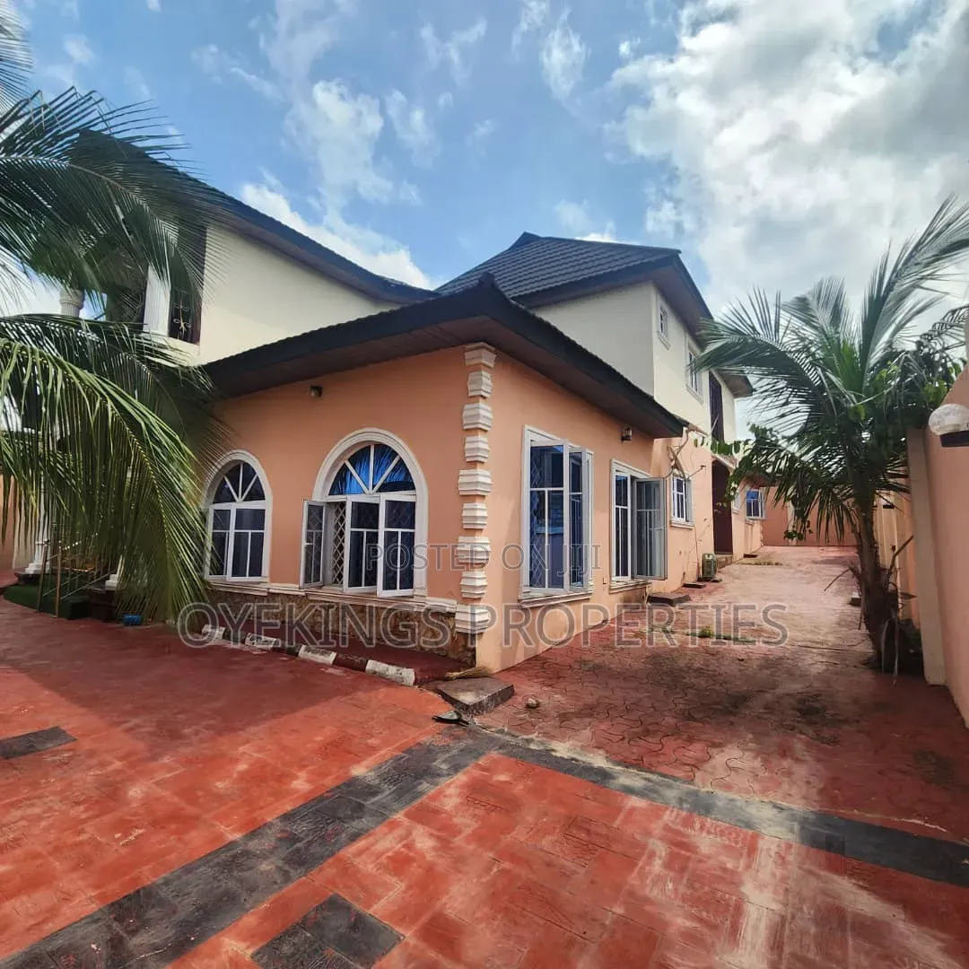 5bdrm Bungalow in Ajadi, Ologuneru for sale in Ologuneru