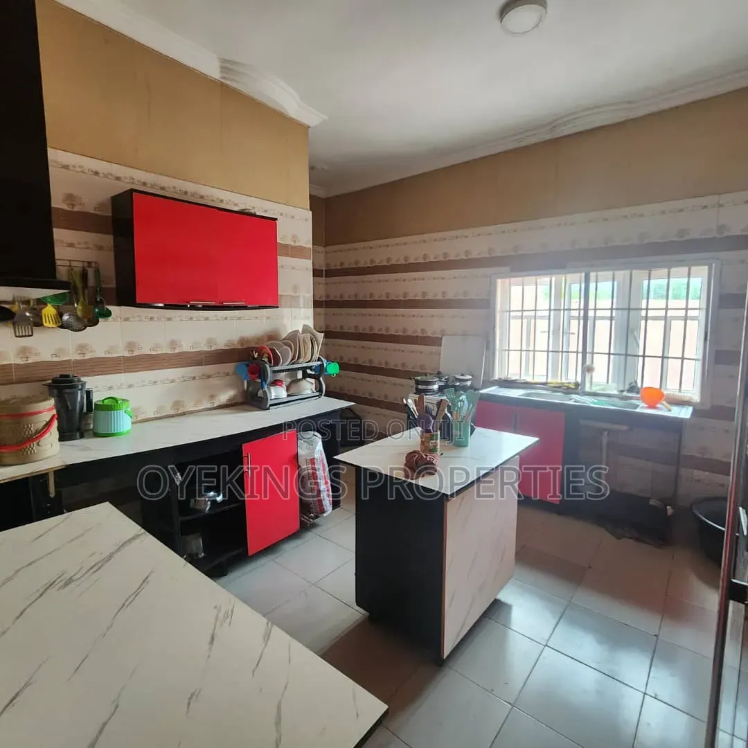 5bdrm Bungalow in Ajadi, Ologuneru for sale in Ologuneru