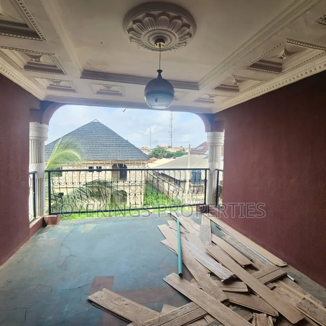 5bdrm Bungalow in Ajadi, Ologuneru for sale in Ologuneru