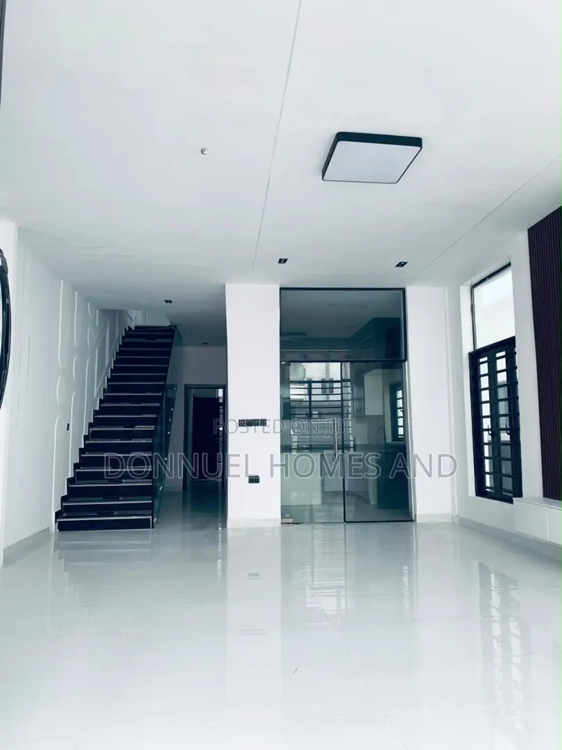 4bdrm Duplex in Ikota for sale in Ikota