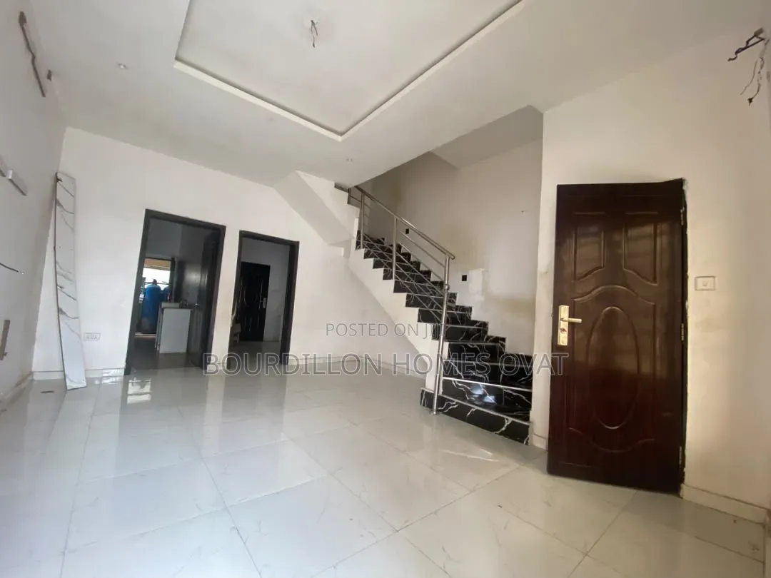 2bdrm Duplex in Ikota Villa Estate for rent in Ikota