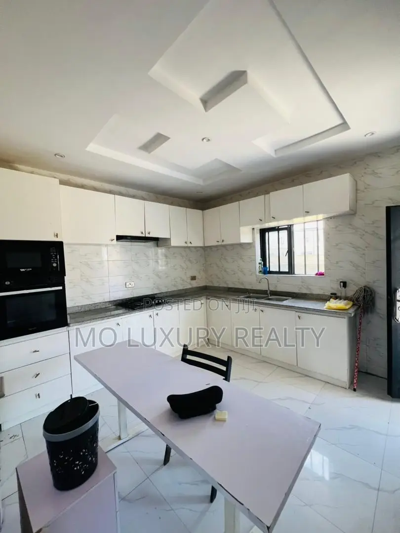 4bdrm Townhouse / Terrace in Chevron for rent in Chevron
