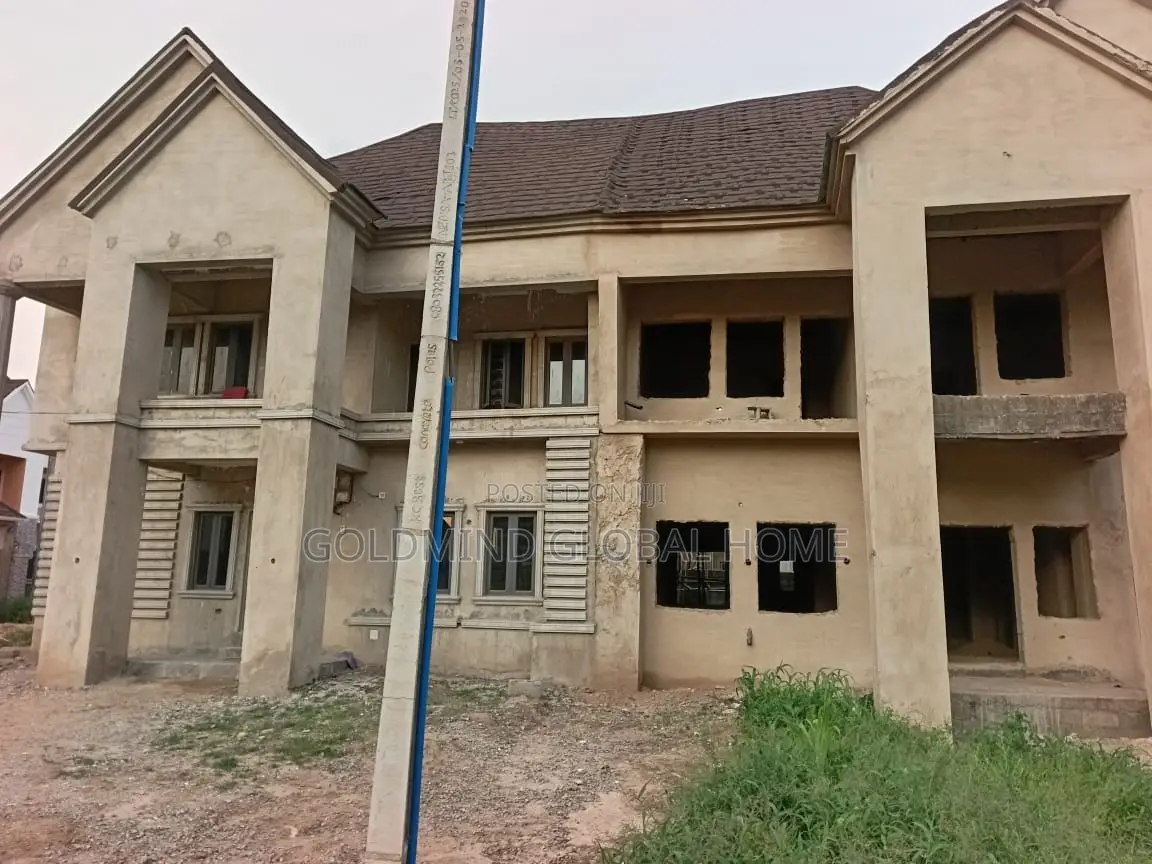 5bdrm Duplex in Lugbe District. for sale in Sabon Lugbe