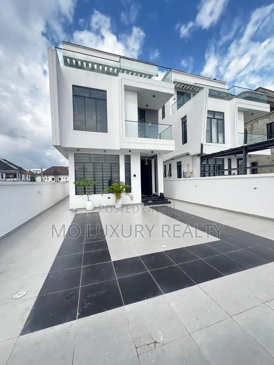 5bdrm Duplex in Lekki Phase 1 for sale in Lekki Phase 1