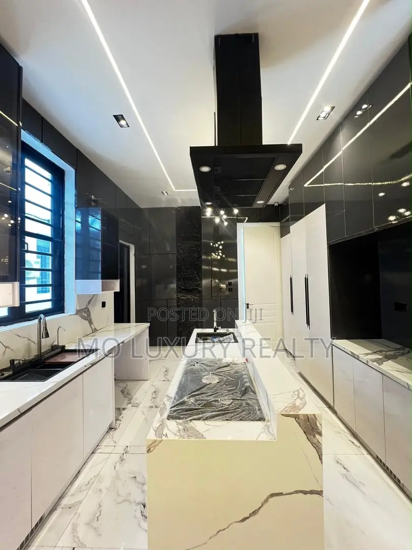 5bdrm Duplex in Lekki Phase 1 for sale in Lekki Phase 1