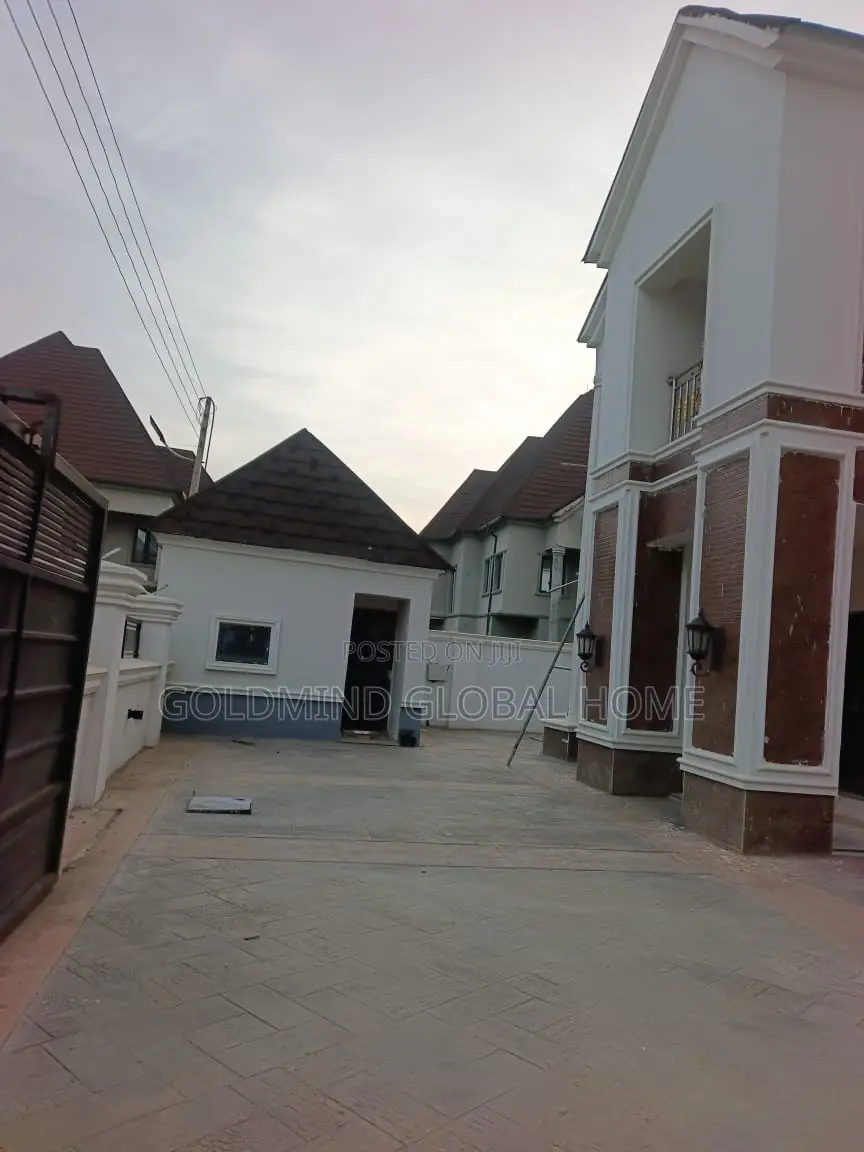 5bdrm Duplex in Lugbe District. for sale in Sabon Lugbe