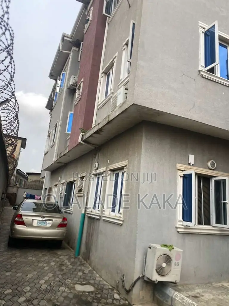 3bdrm Block of Flats in Aguda / Ogba for sale in Aguda / Ogba