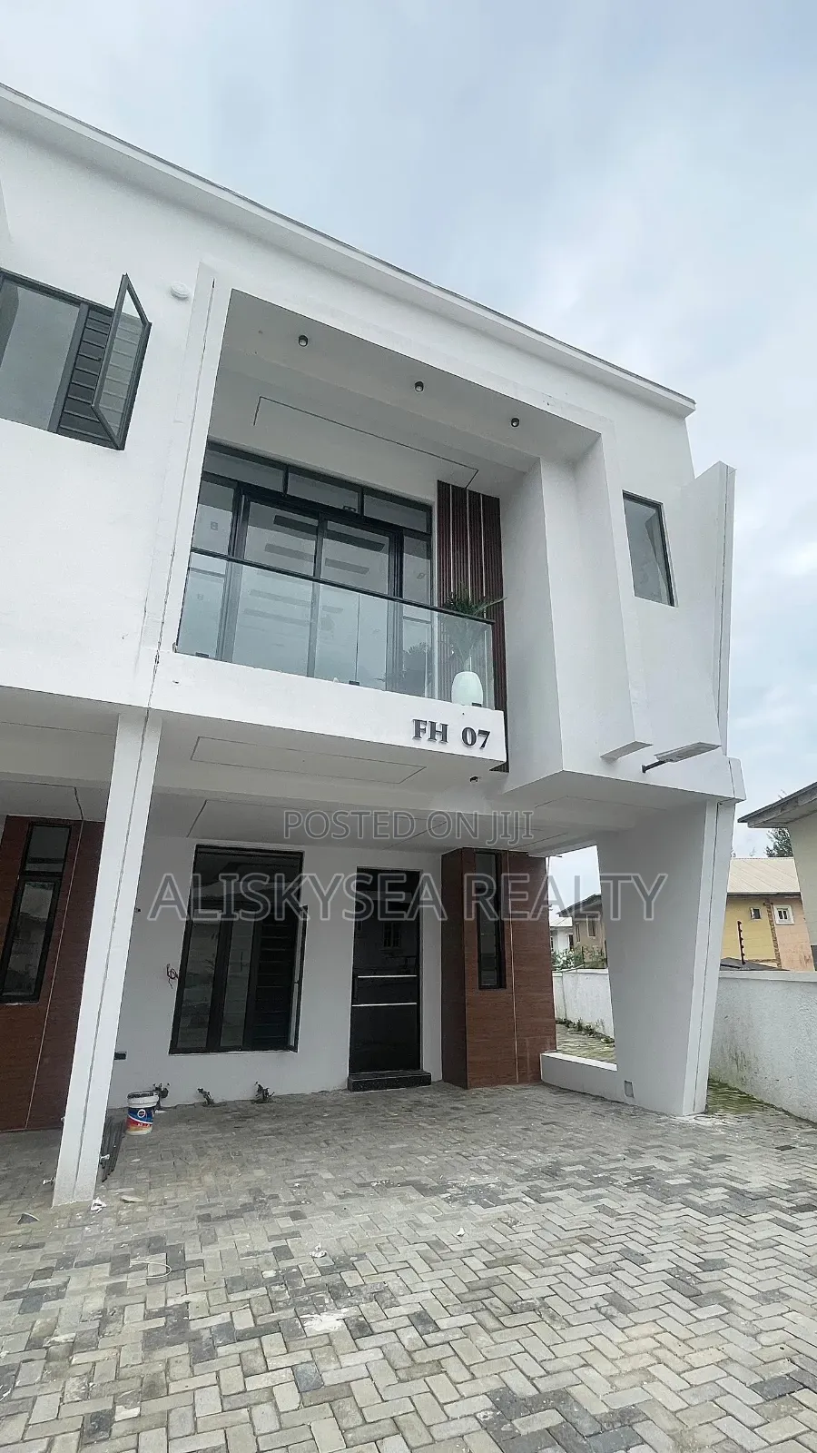 3bdrm Duplex in Ikota for sale in Ikota
