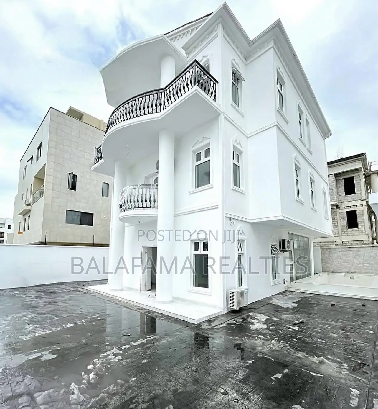 4bdrm Duplex in Banana Island for sale in Banana Island