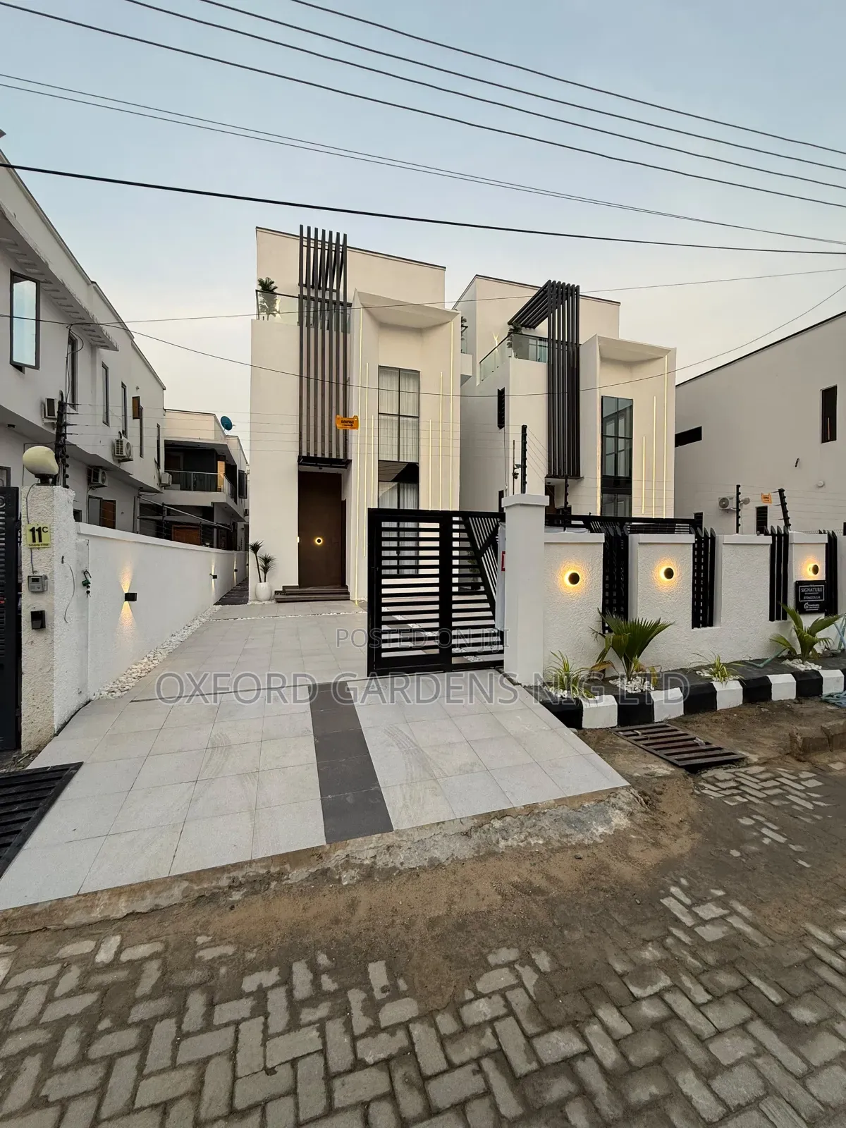 5bdrm Duplex in Danfodil Estate,, Chevron for sale in Chevron