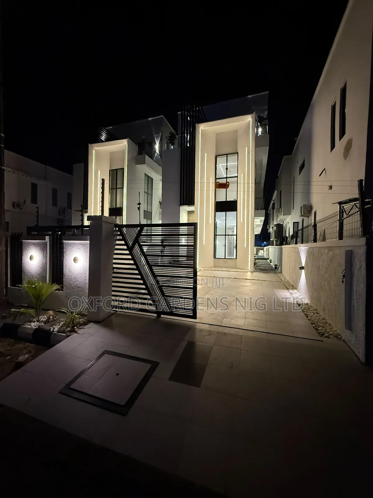 5bdrm Duplex in Danfodil Estate,, Chevron for sale in Chevron