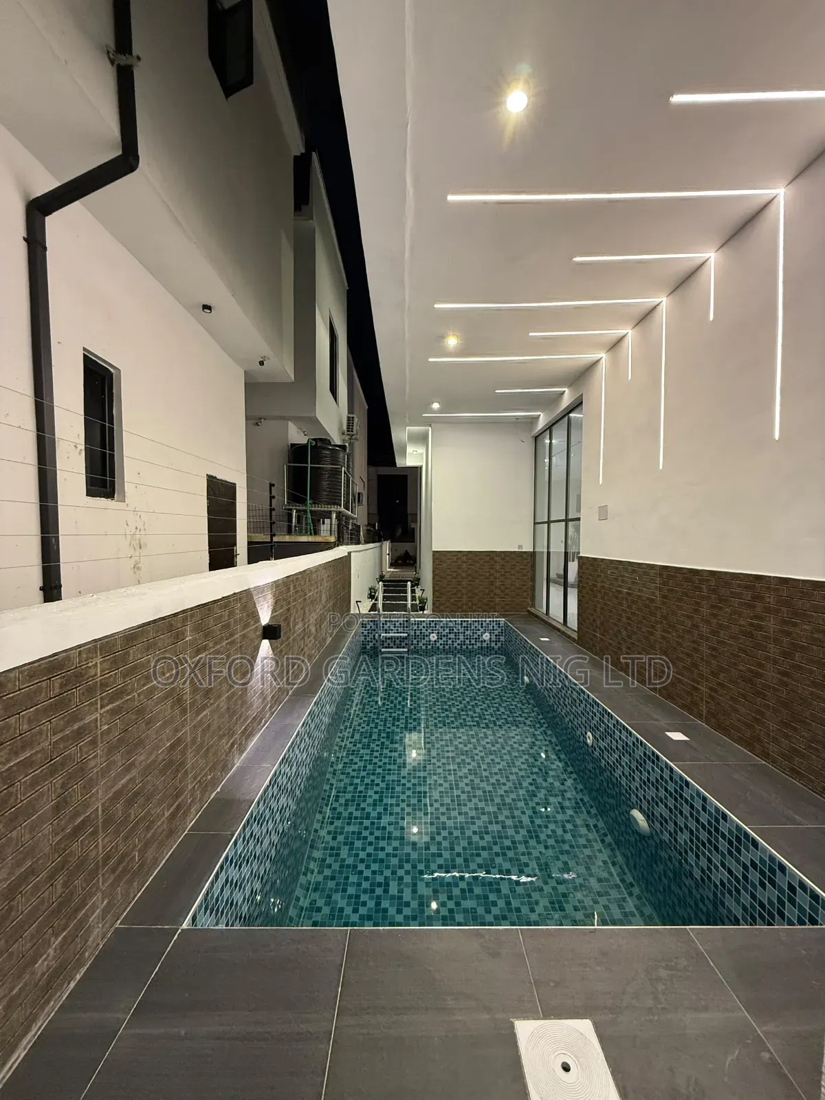 5bdrm Duplex in Danfodil Estate,, Chevron for sale in Chevron