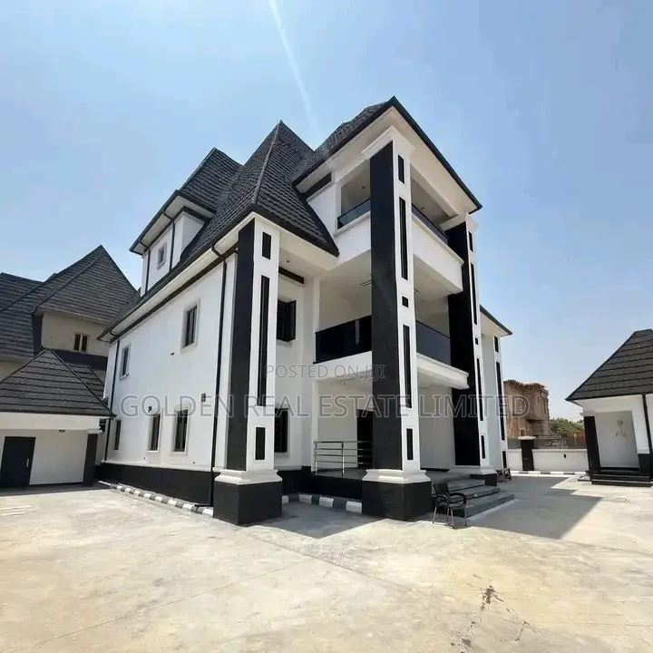 6bdrm Duplex in Dakwo District for sale in Dakwo District