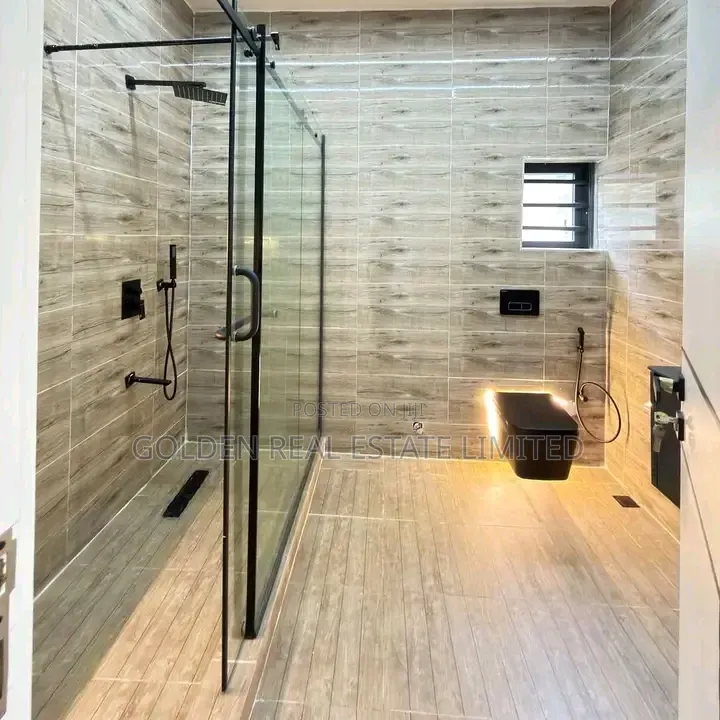 6bdrm Duplex in Dakwo District for sale in Dakwo District