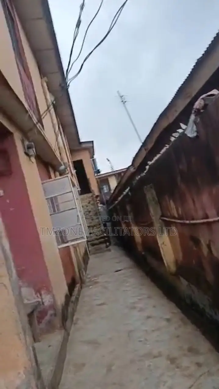 16bdrm House in Ikotun Ijegun Road, Ejigbo / Ejigbo for sale in Ejigbo / Ejigbo