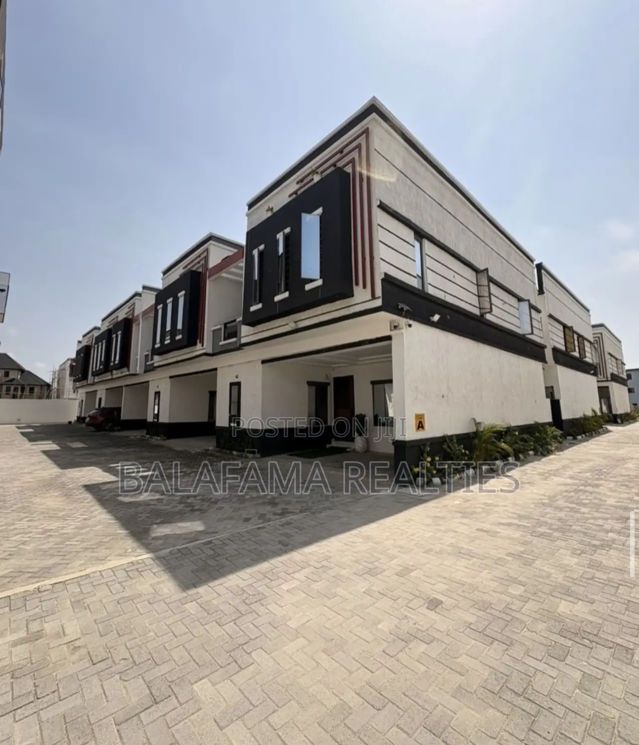 4bdrm Townhouse/Terrace in Orchid Road, Chevron for sale in Chevron