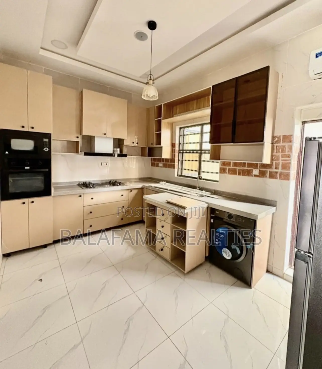 4bdrm Townhouse/Terrace in Orchid Road, Chevron for sale in Chevron