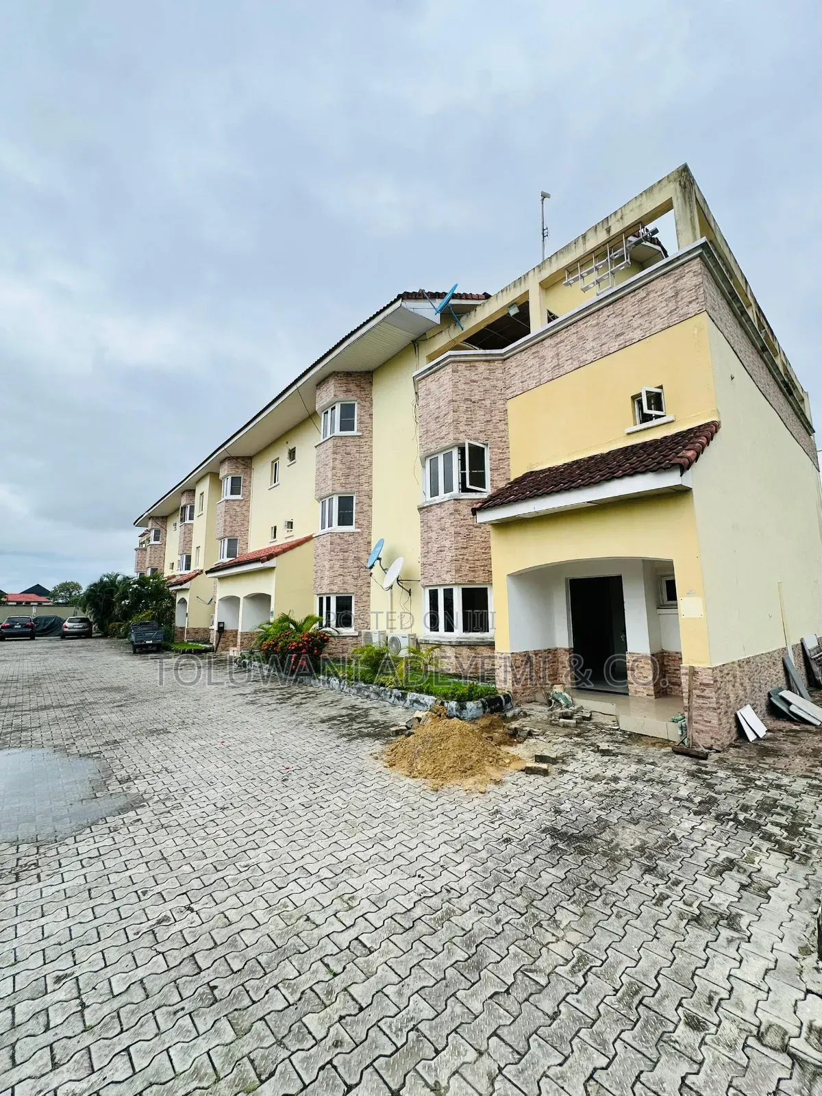 3bdrm Townhouse / Terrace for rent in Off Lekki-Epe Expressway