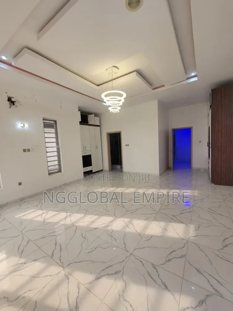 4bdrm Duplex in Chevyviwe Estate, Chevron for rent in Chevron