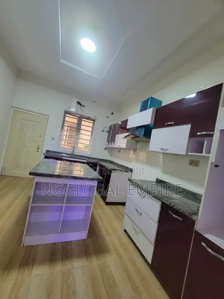 4bdrm Duplex in Chevyviwe Estate, Chevron for rent in Chevron