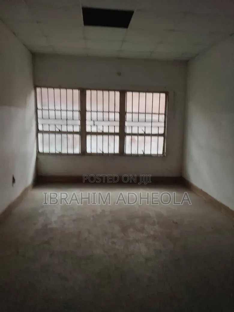 Ground Floor: 100sqm
 12m
Agency Fee: 10%
Legal Fee: 10%
Re in Tejuosho