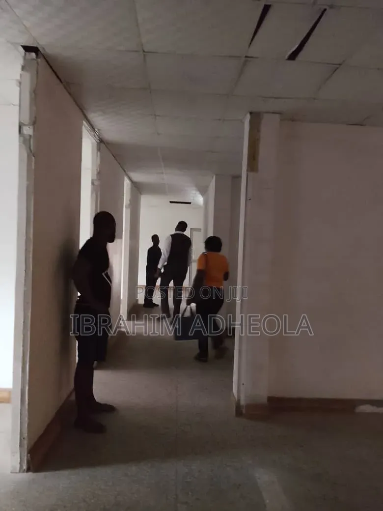 Ground Floor: 100sqm
 12m
Agency Fee: 10%
Legal Fee: 10%
Re in Tejuosho