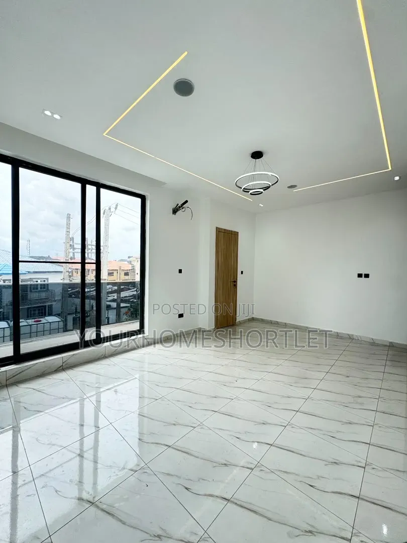 2/1 Two Spacious Bedroom Ensuite With Swimming Pool in Chevron