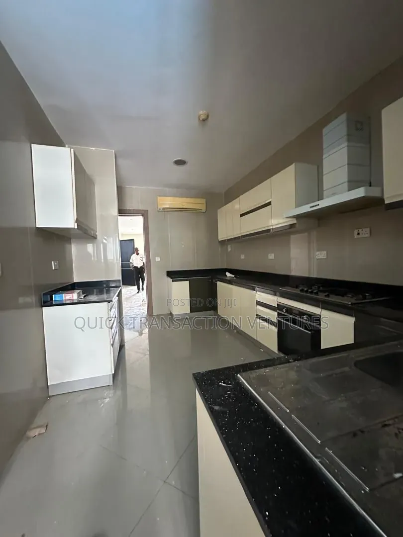 3bdrm Block of Flats in Akin Adesola for sale in Akin Adesola