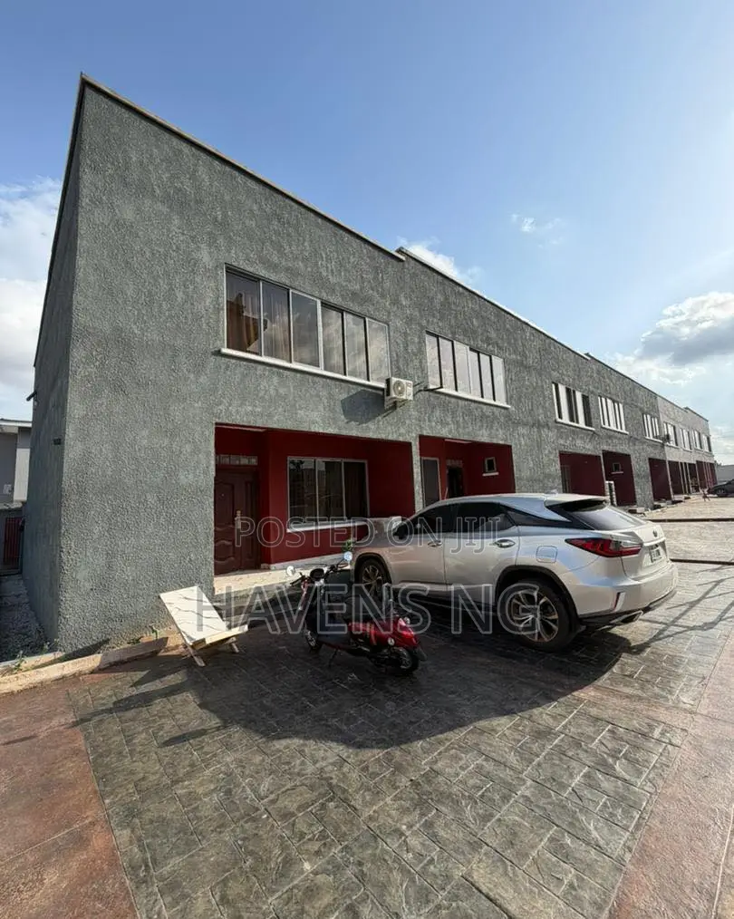 3bdrm Duplex in Old Bodija for sale in Old Bodija