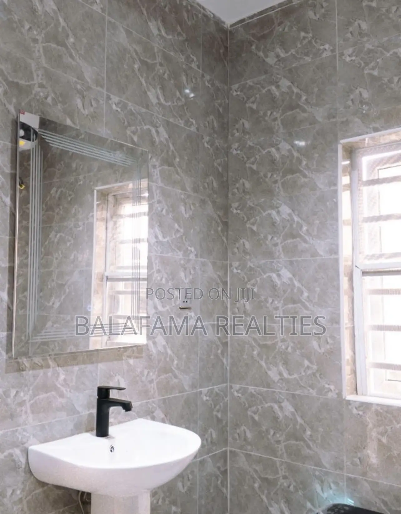 5bdrm Duplex in Chevron for sale in Chevron