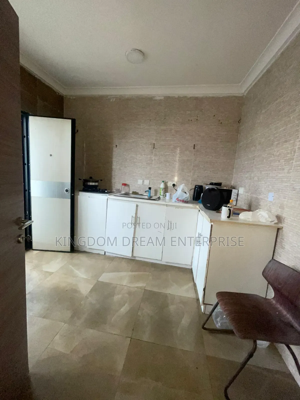 Mini Flat in Chevron for rent in Chevron