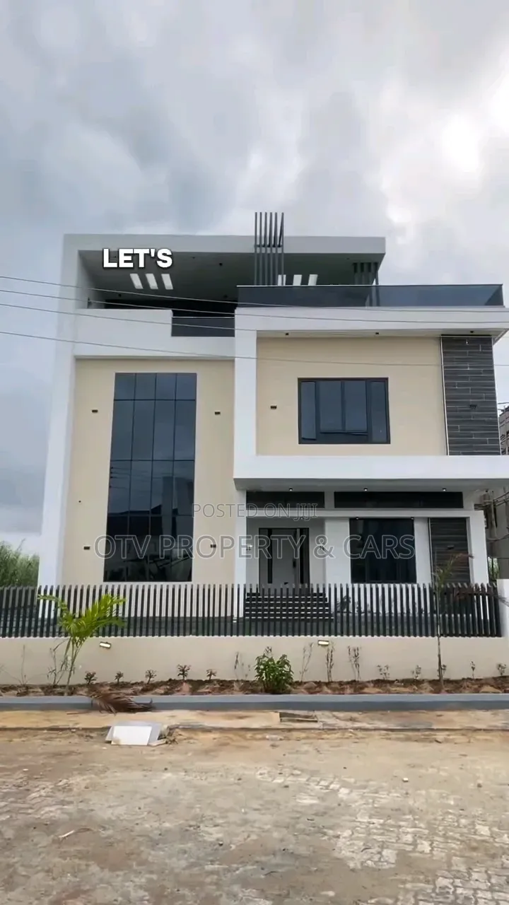 Furnished 6bdrm Duplex in Chevron for sale in Chevron