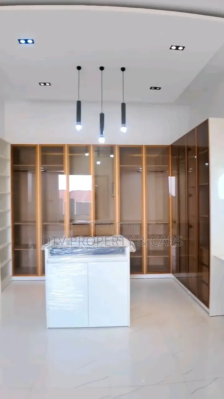 Furnished 6bdrm Duplex in Chevron for sale in Chevron